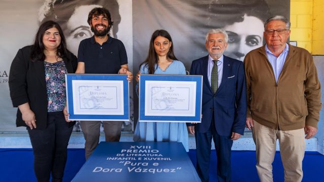 Los ganadores durante la entrega de premios en Ourense. 