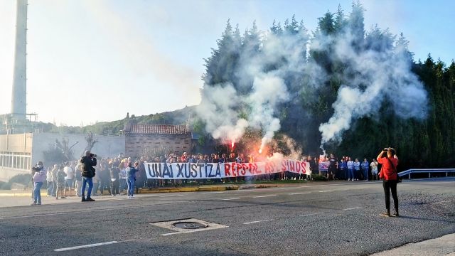 Manifestación frente a la refinería de Repsol en A Coruña para pedir 'Xustiza para Unai'.