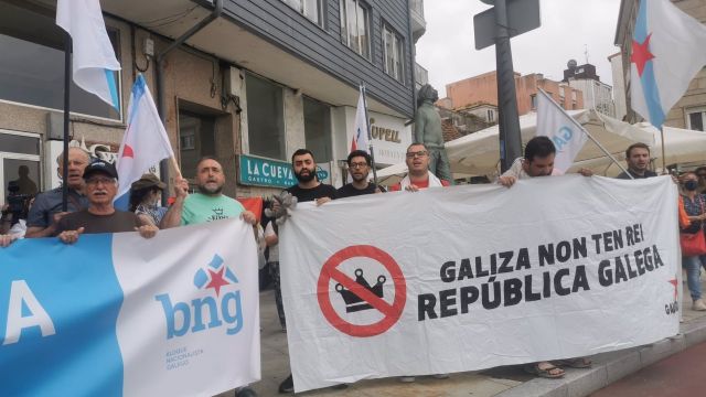 Manifestación del BNG y Galiza Nova contra la presencia del rey emérito en Sanxenxo (Pontevedra)