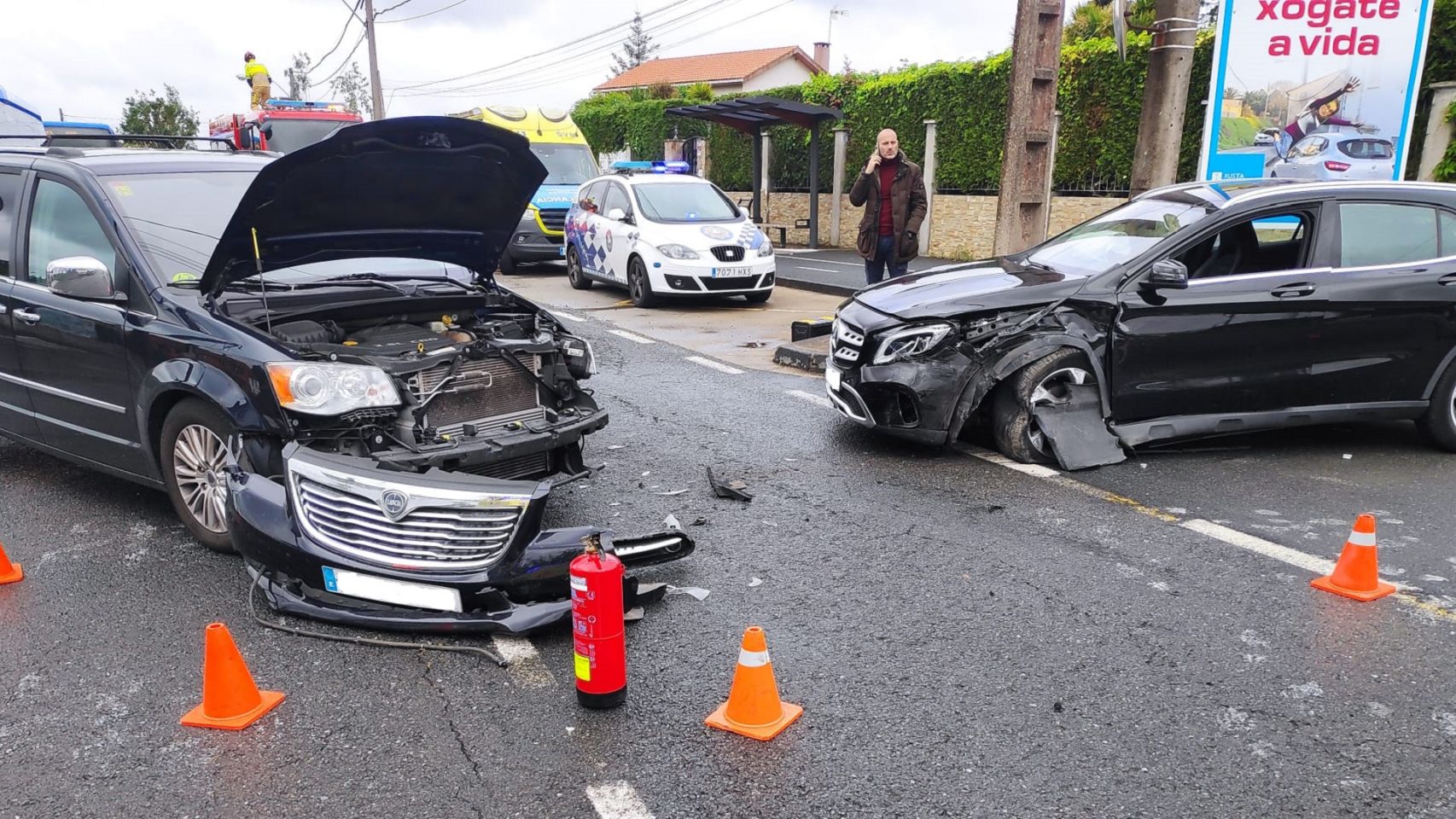 Los coches accidentados esta mañana en Santa Cruz, en Oleiros.