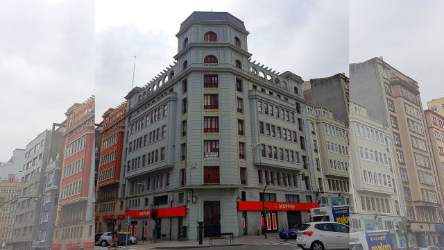 Edificio Gómez de la Puente, en la esquina de Fernando Macías con la Avenida Calvo Sotelo de A Coruña