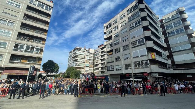 Personas esperando a la llegada del rey Felipe VI en Vigo.