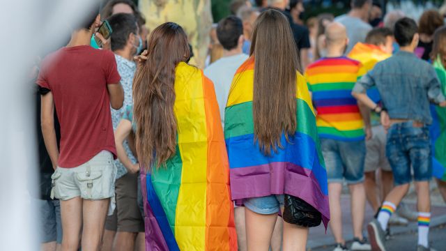 Jóvenes en el desfile del Orgullo de Madrid en 2021.