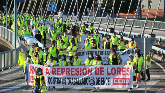 Varias decenas de personas protestan en una manifestación de los trabajadores de Ence, a 16 de julio de 2021, en Pontevedra, Galicia (España).