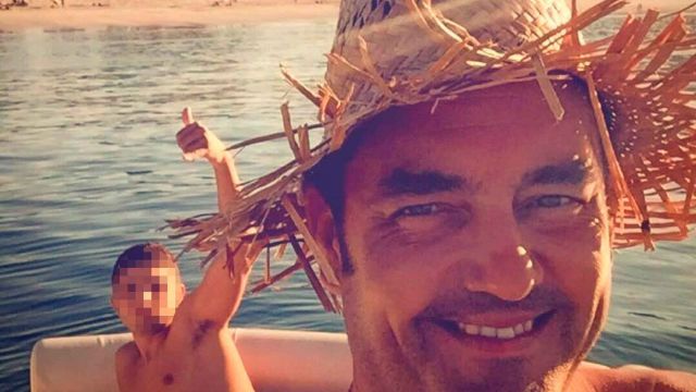 'Papuchi', en su yate en las Islas Cíes, con un joven.