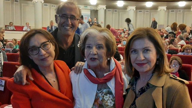 Maica Larriba junto al alcalde de Nigrán, Juan González, Carmen Avendaño y la actriz Uxía Blanco. 