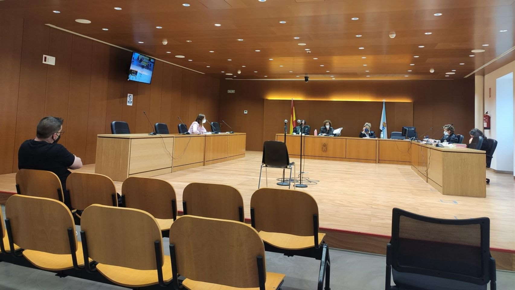 El acusado de abusos sexuales a una menor en Cee, en la sección primera de la Audiencia Provincial de A Coruña.