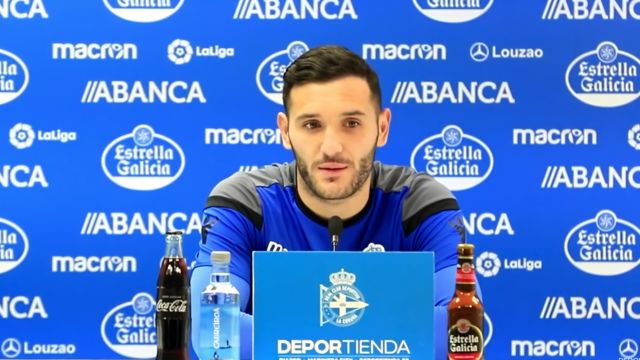 El delantero Lucas Pérez en una rueda de prensa durante su etapa en el Deportivo.