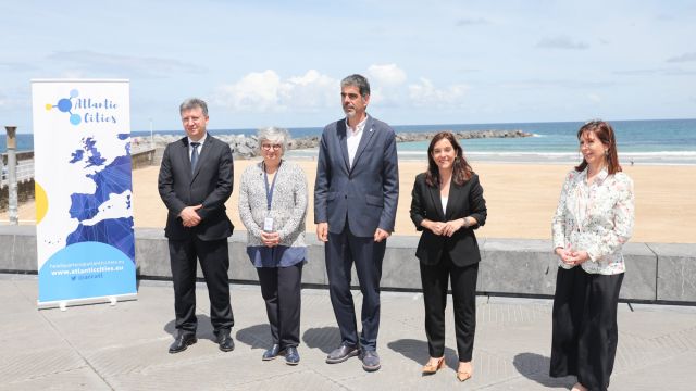 La alcaldesa de A Coruña en San Sebastián.