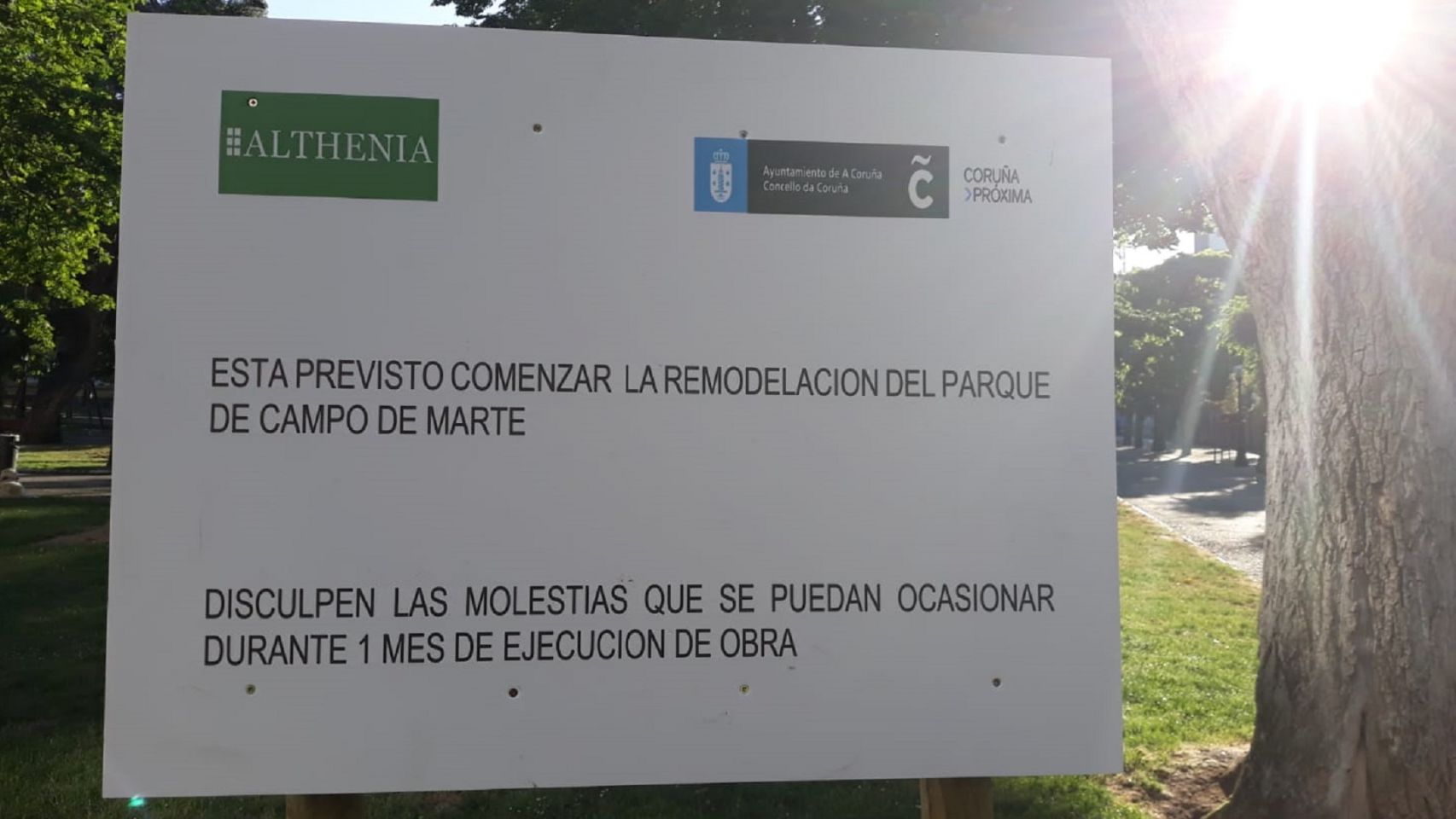 Panel informativo sobre las obras en el Campo de Marte de A Coruña.
