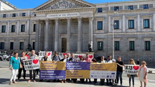 Movilización ante el Congreso por la "discriminación" del gallego y otras lenguas en la Ley del audiovisual.