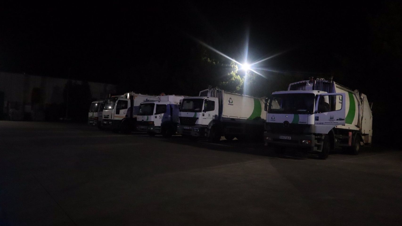 Los camiones de basura del servicio de limpieza vial y recogida de basura de Santiago que fueron saboteados durante la noche del miércoles.
