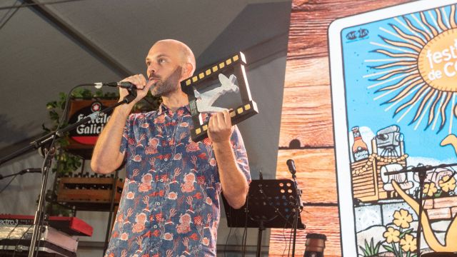 El director Eloy Domínguez recogiendo el 'can de pedra' al mejor corto de ficción el pasado sábado en la gala final de entrega de premios del XIX Festival de Cans.