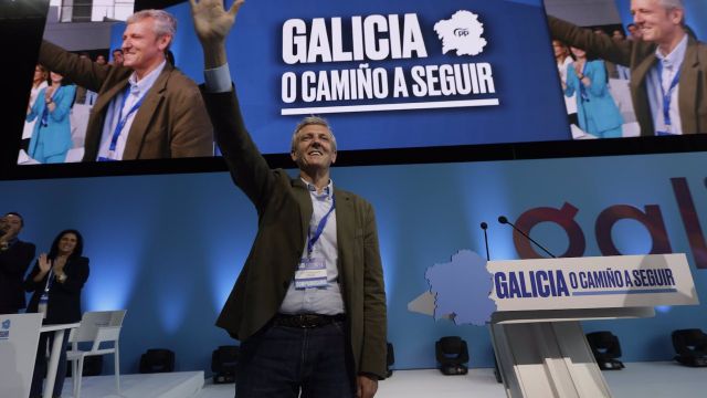El presidente de la Xunta de Galicia, Alfonso Rueda, saluda durante la clausura del 18º Congreso Autonómico del PPdeG, en el recinto ferial de Pontevedra. 