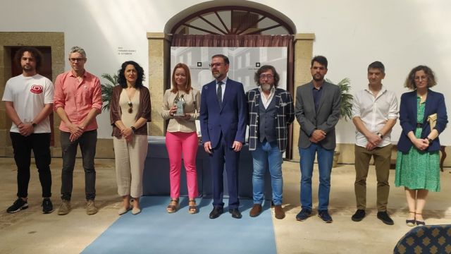 Érika Reija, ganadora del XVIII Premio Couso, con 
el decano do Colexio de Xornalistas y la corporación municipal de Ferrol. 