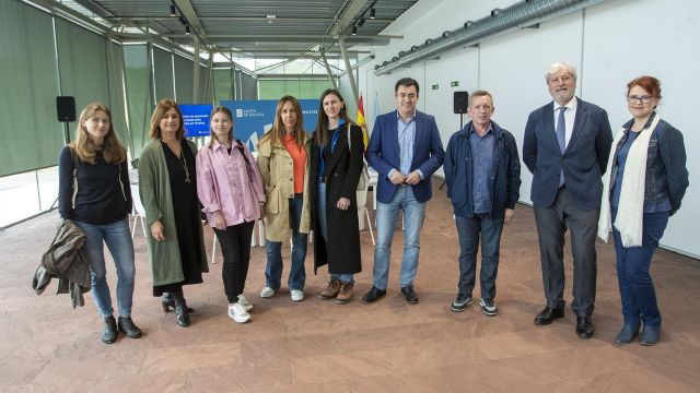 El conselleiro de Cultura, Educación, FP e Universidades, Román Rodríguez, recibe a un grupo de auxiliares de conversación ucranianos.