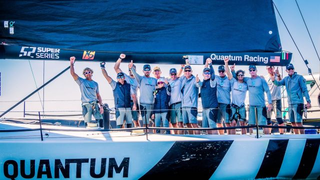 La tripuación del Quantum Racing celebrando la victoria en el agua.