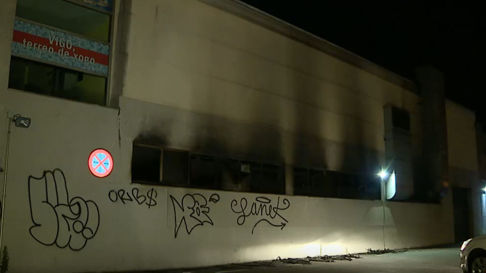 Piscina municipal de Teis tras el incendio. 