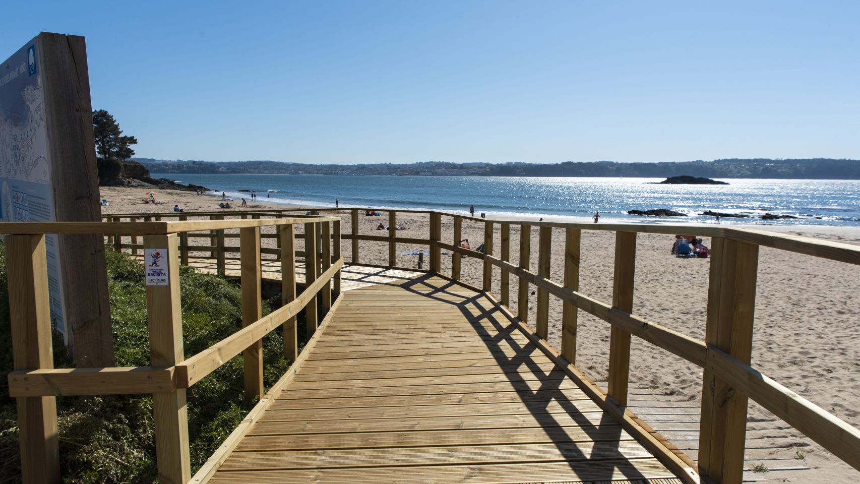 La renovada pasarela de la playa de Perbes, en Miño.