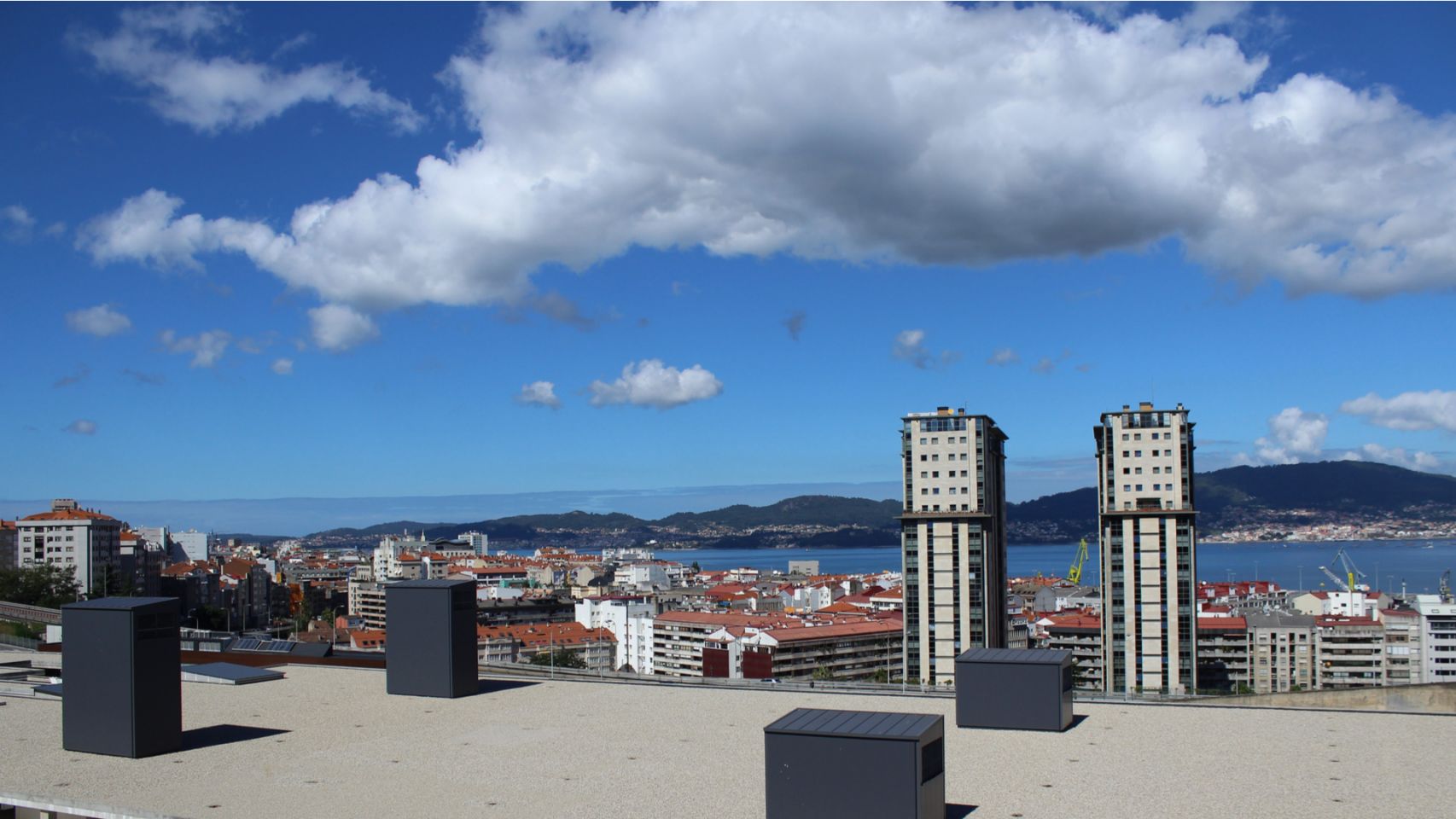Vista del centro de Vigo y las torres de García Barbón.
