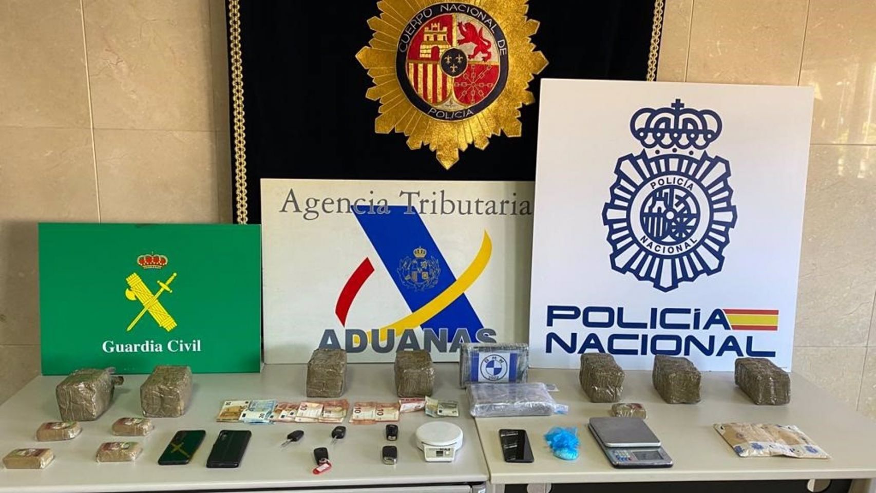 Efectos intervenidos en una operación conjunta contra el tráfico de drogas en Vigo y Ourense.