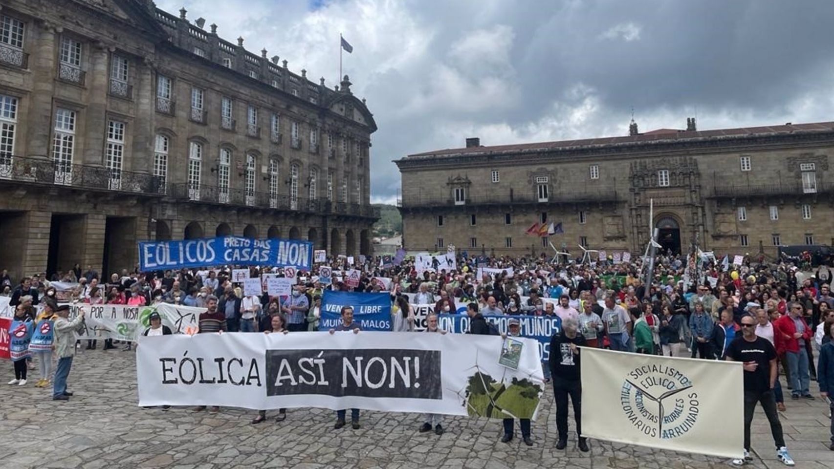 Manifestación convocada por la plataforma 'Eólica si, pero non así', en la Praza do Obradoiro.