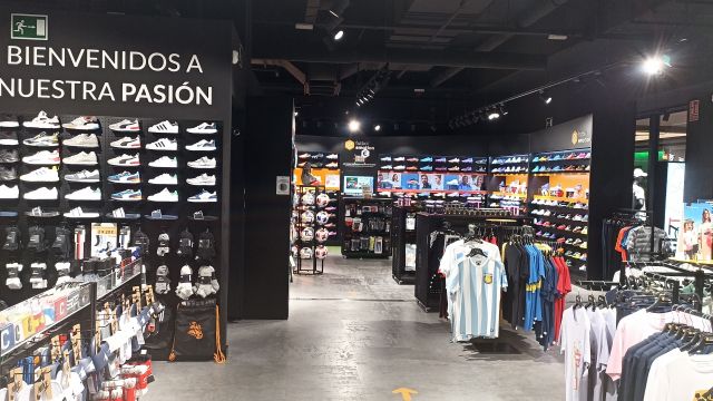 aficionados al fútbol su templo la tienda Fútbol de A Coruña