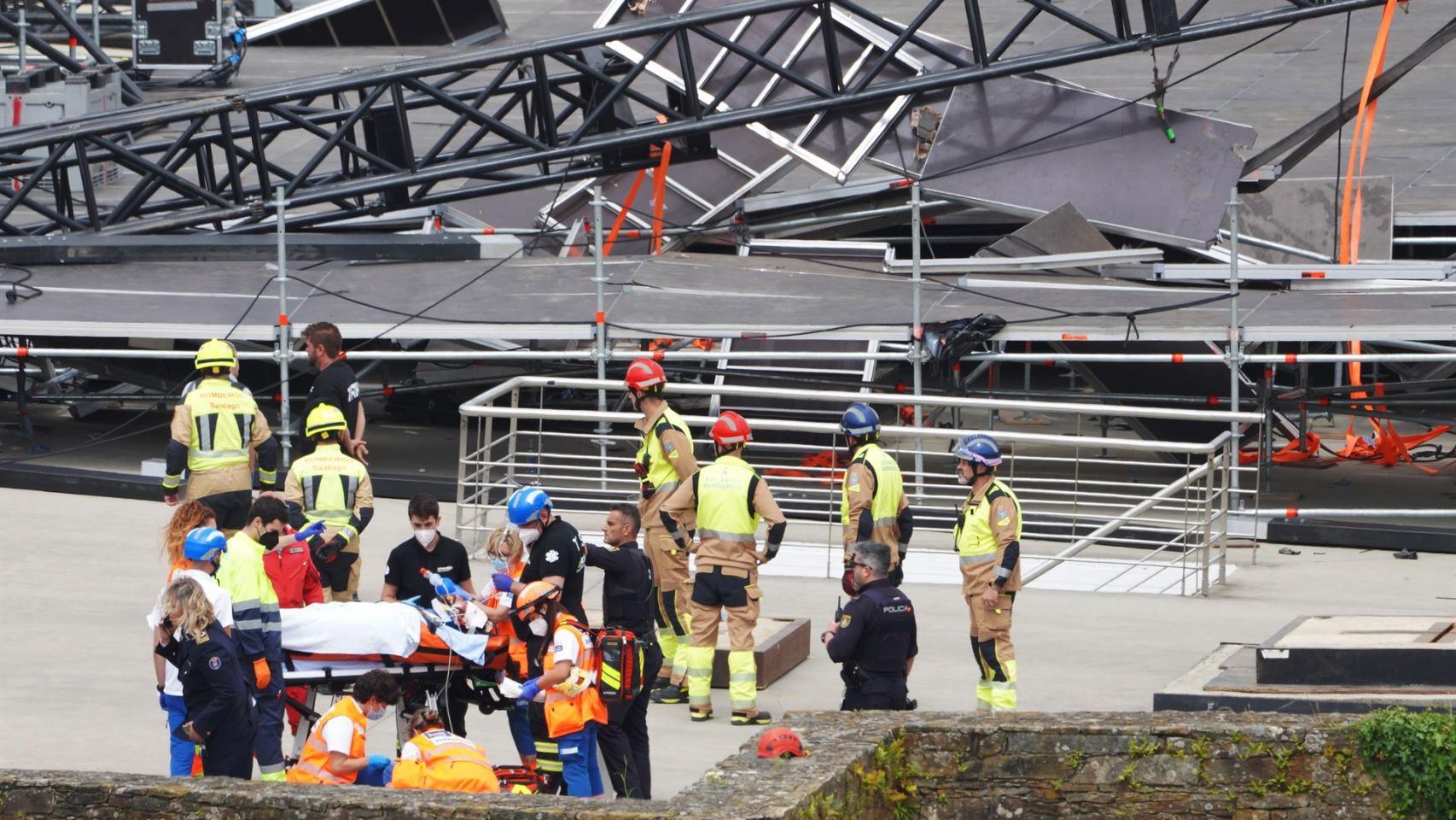Uno de los heridos es trasladado al hospital tras derrumbarse el escenario principal del festival O Son do Camiño.