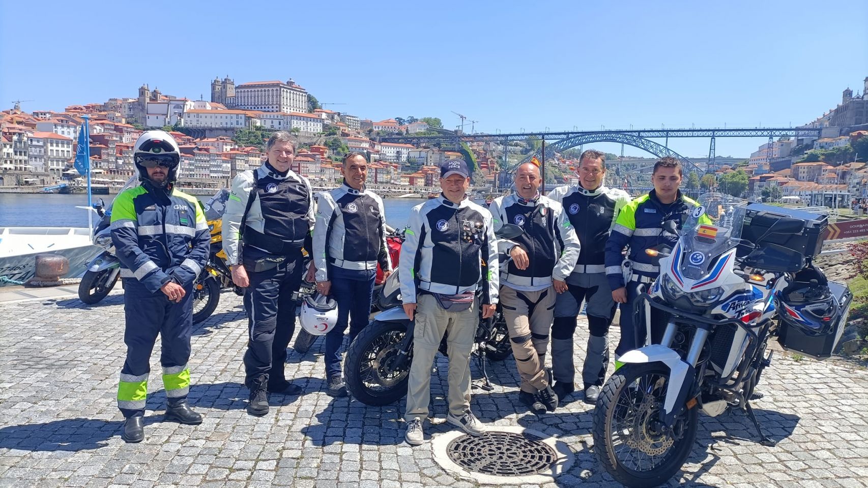 Misioneros de MotoForPeace a su llegada a Oportu durante el proyecto Caminos de Europa.