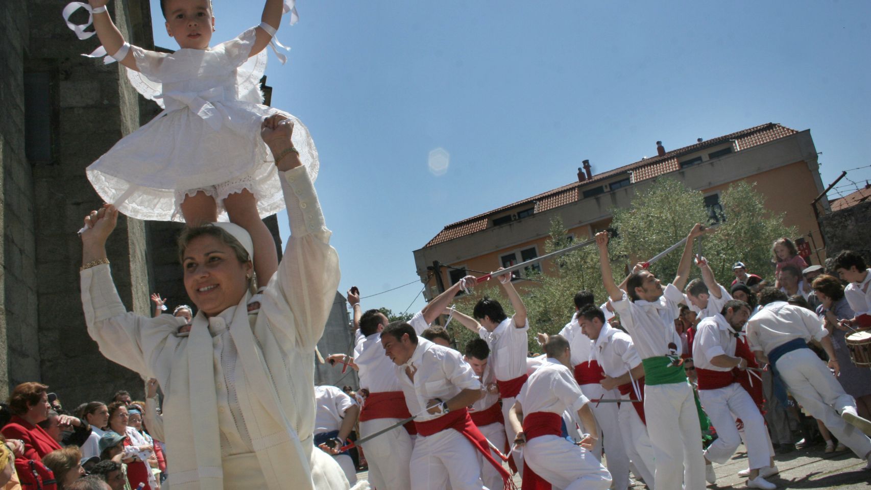 Danza das Espadas e das Penlas durante la Festa da Coca, en Redondela. 