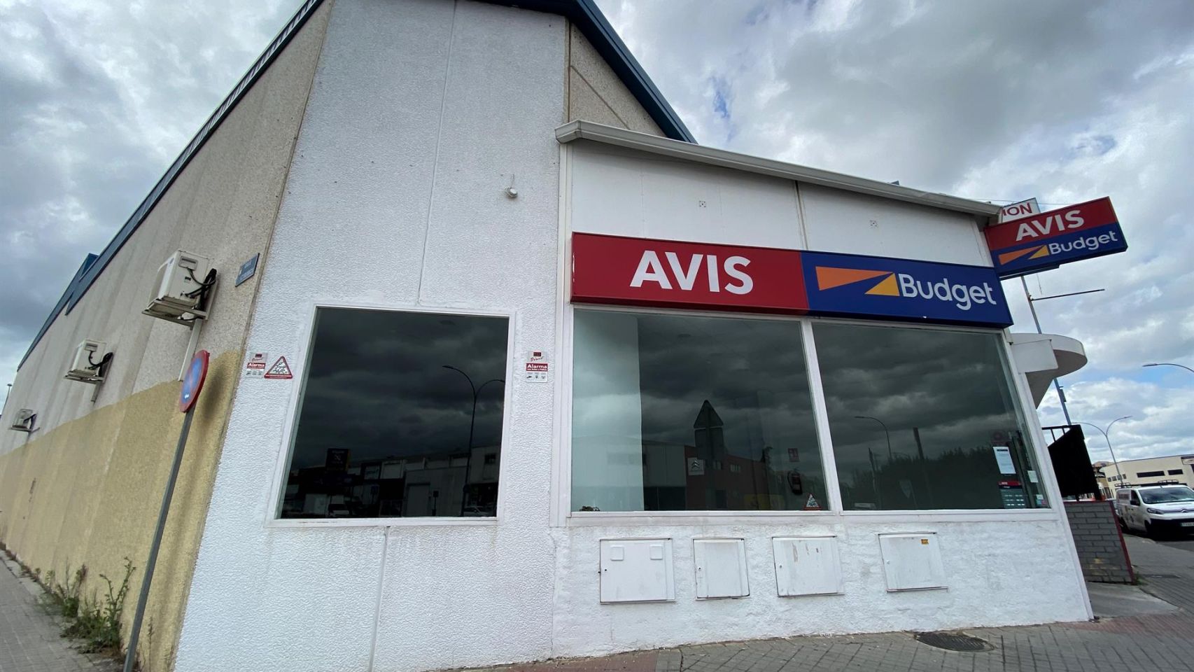 Oficinas de la empresa de alquiler de vehículos Avis.
