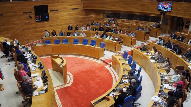 Hemiciclo gallego en la XI Legislatura, con Rueda como presidente y Elena Candia en la Mesa de la Cámara.