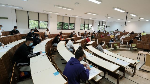 Varios estudiantes esperan para hacer un examen en un aula de la Facultad de Psicología de la USC el año pasado.