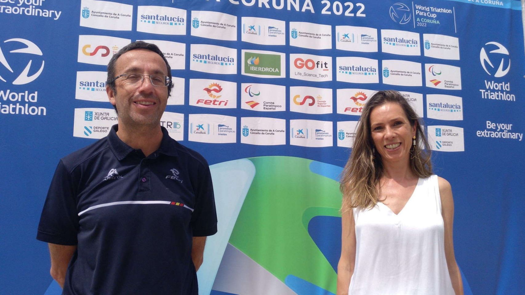 Mónica Martínez Lema, concejala de Deportes del concello de A Coruña, y Jorge García, director de Competiciones de la Federación Española de Triatlón.