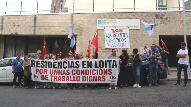 Trabajadoras de la residencia Concepción Arenal de A Coruña protestan contra los despidos.
