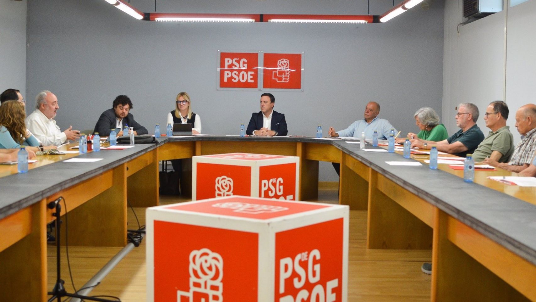 El secretario xeral del PSdeG, Valentín González Formoso, con el grupo de expertos en sanidad conformado por su formación.