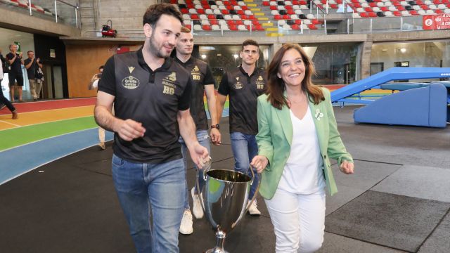 Inés Rey entra en el Palacio de los Deportes llevando la Copa de la OK Liga con Dava Torres, capitán del Deportivo Liceo