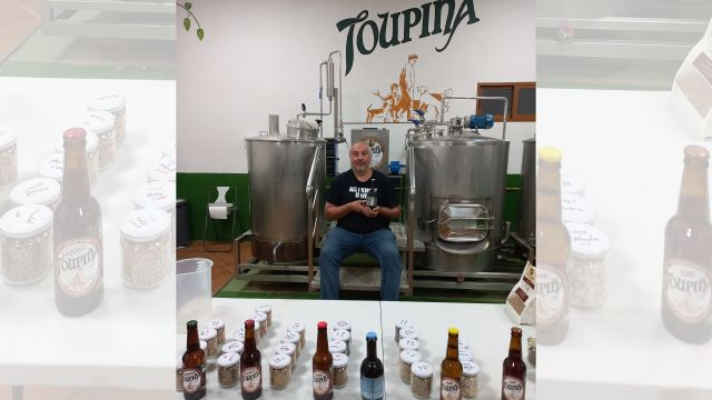 Carlos Brea posa con las cervezas ecológicas y artesanales Toupiña.