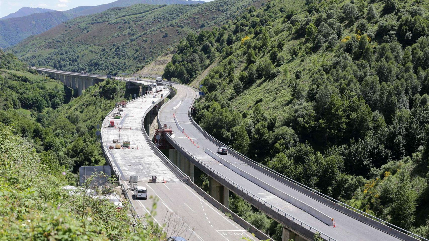 Imagen de los dos viaductos de la A6, que conectan Galicia con Castilla y León.