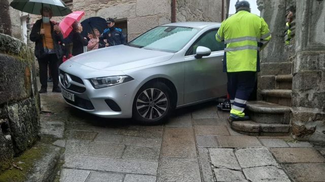 El coche atrapado en las calles del casco histórico de Combarro.