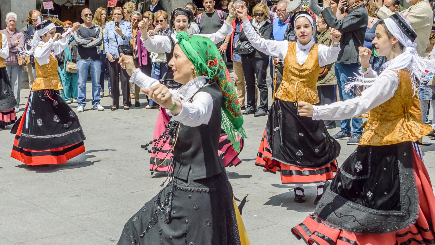 Varias mujeres bailan la muiñeira en las fiestas de San Isidro de Madrid en 2016.