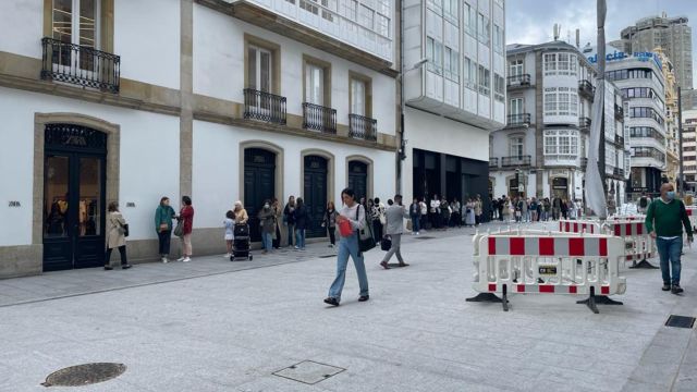Largas colas en el Zara de la calle Compostela.