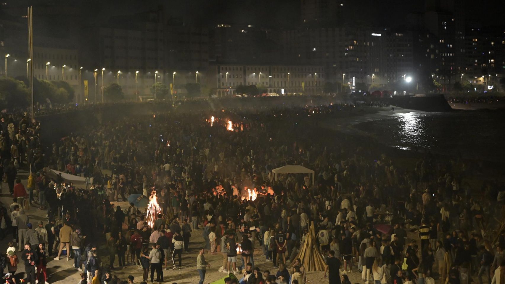 Centenares de personas en la noche de San Juan de 2022
