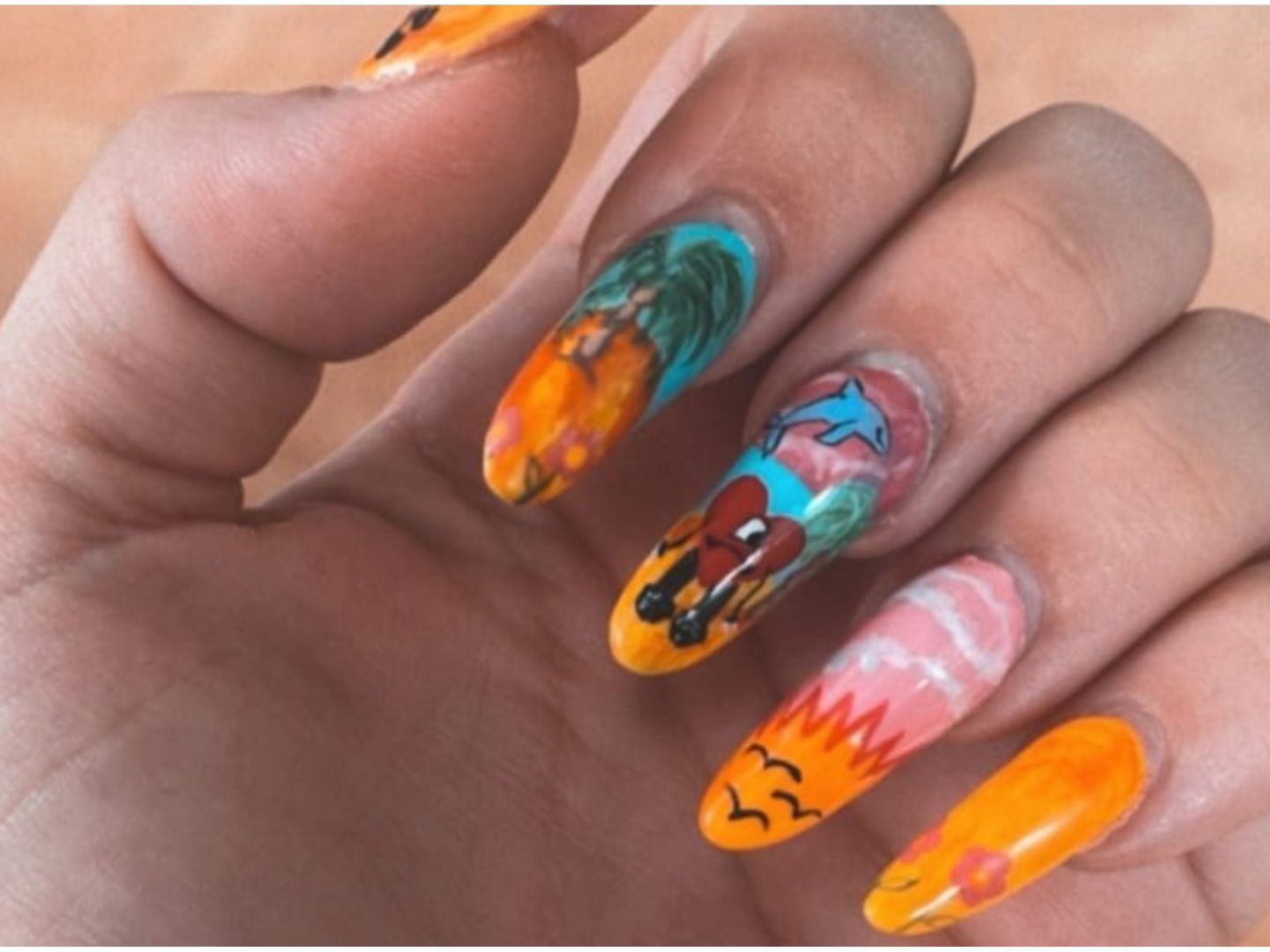 Lucir el disco de Bad Bunny en las uñas: Originales diseños de nail art en  un centro gallego