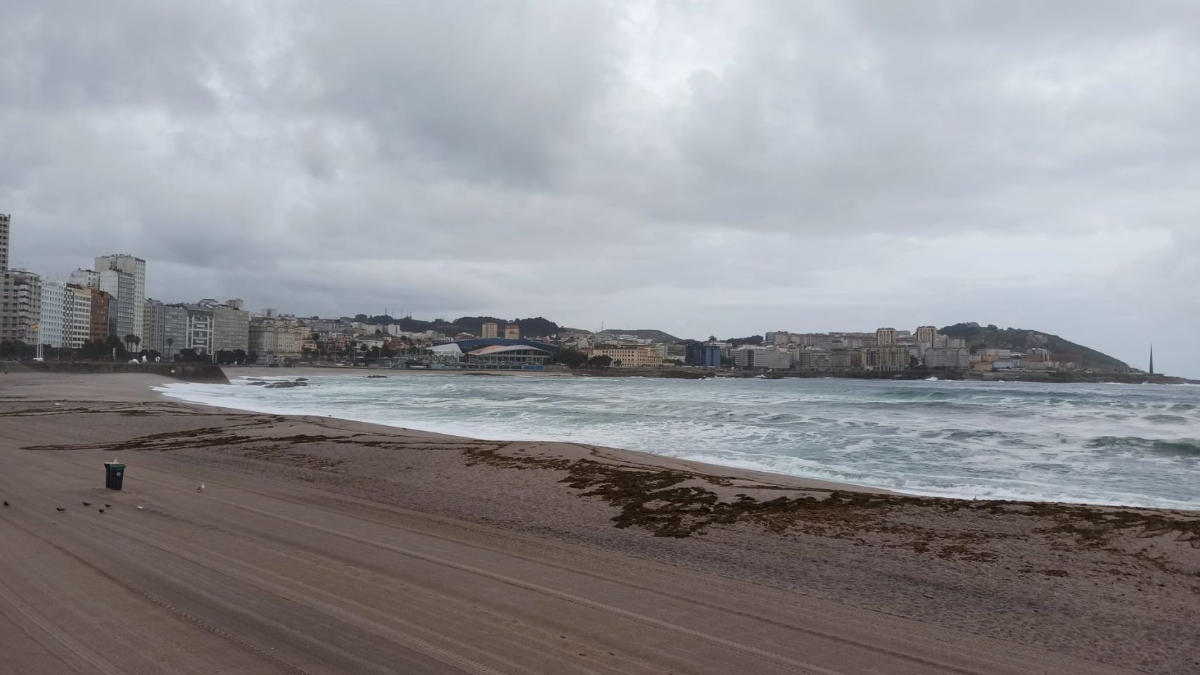 La playa del Orzán, en A Coruña, durante la mañana de una jornada lluviosa.