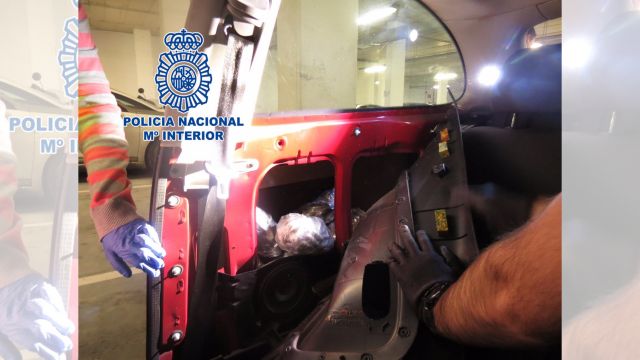 Vehículo interceptado a su llegada a Vigo, desde el sur de España y en el que se localizaron casi 30 kilos de hachís, en un operativo que se saldó con 3 detenidos. 
