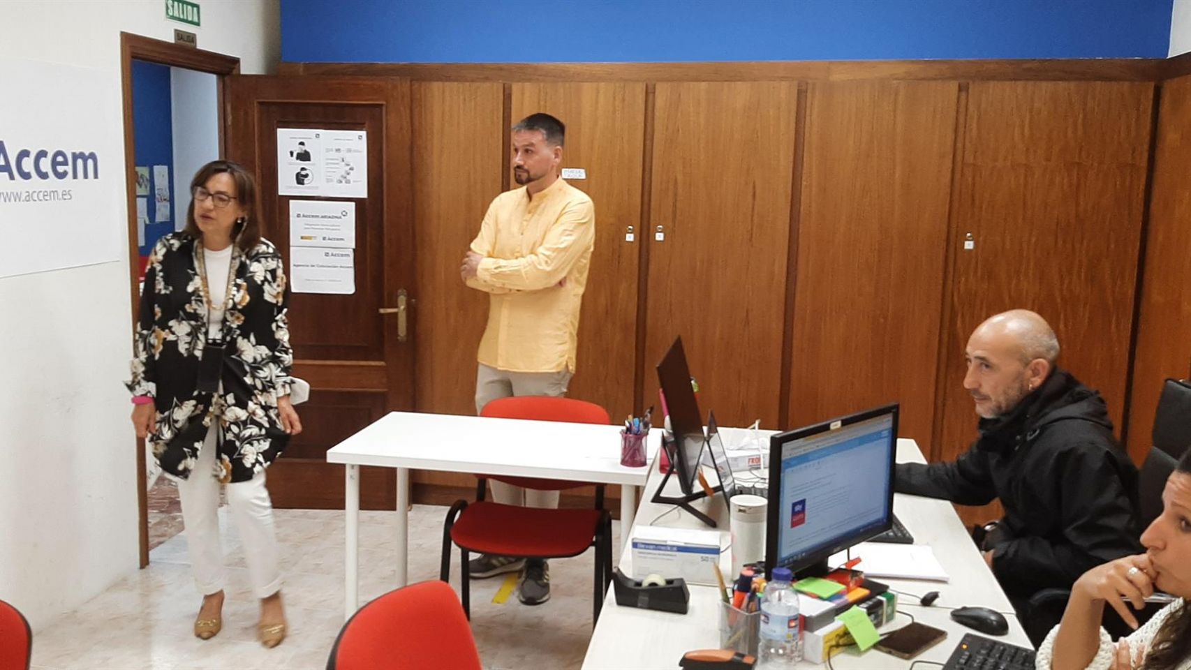 La subdelegada del Gobierno en Pontevedra, Maica Larriba, visita las instalaciones de la ONG Accem en Vigo.