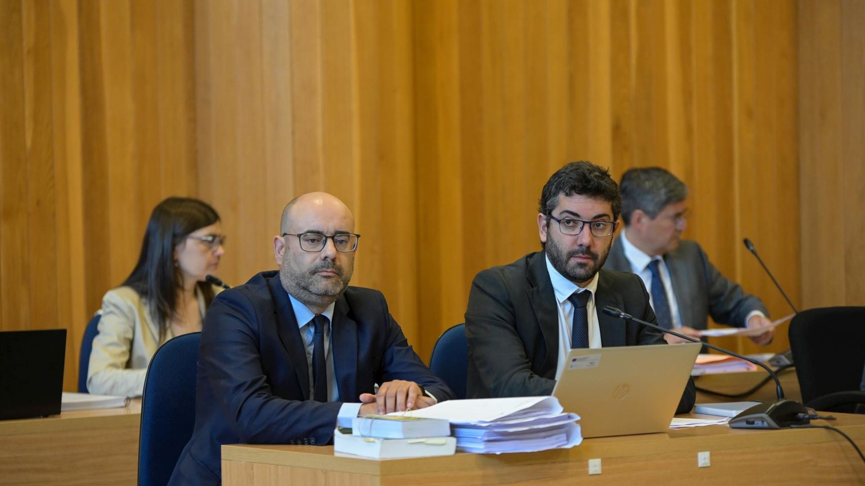 Asistentes sentados en la Audiencia Provincial de A Coruña para celebrar una vista por los bienes del Pazo de Meirás.