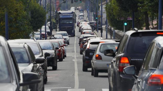 Atasco de tráfico en la salida de Santiago de Compostela dirección sur.
