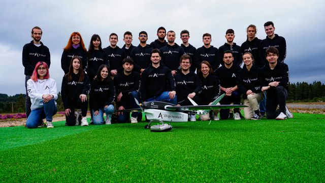 El equipo formado por alumnos de la Escuela de Ingeniería Aeronáutica y la Escuela Superior de Ingeniería Informática.